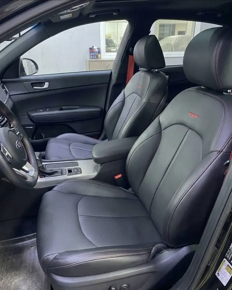 Kia GT: чёрная кожа с перфорацией и красные ремни