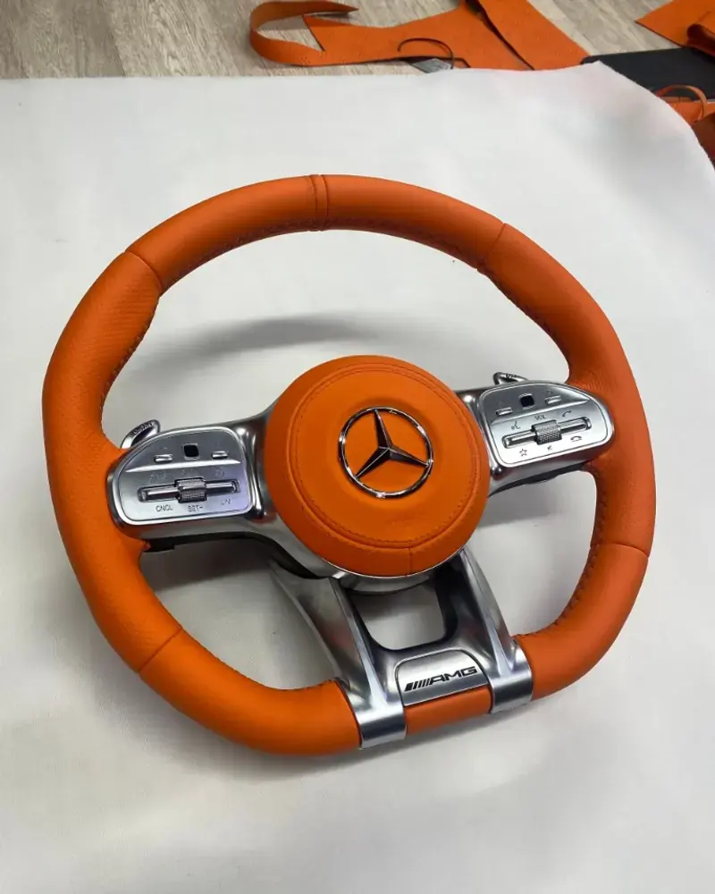 Mercedes-AMG: оранжевая кожа с перфорацией
