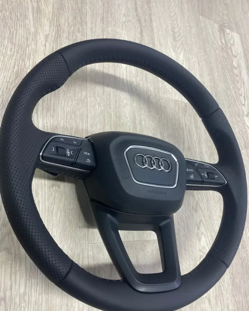 Audi: подушка и обод в одной коже