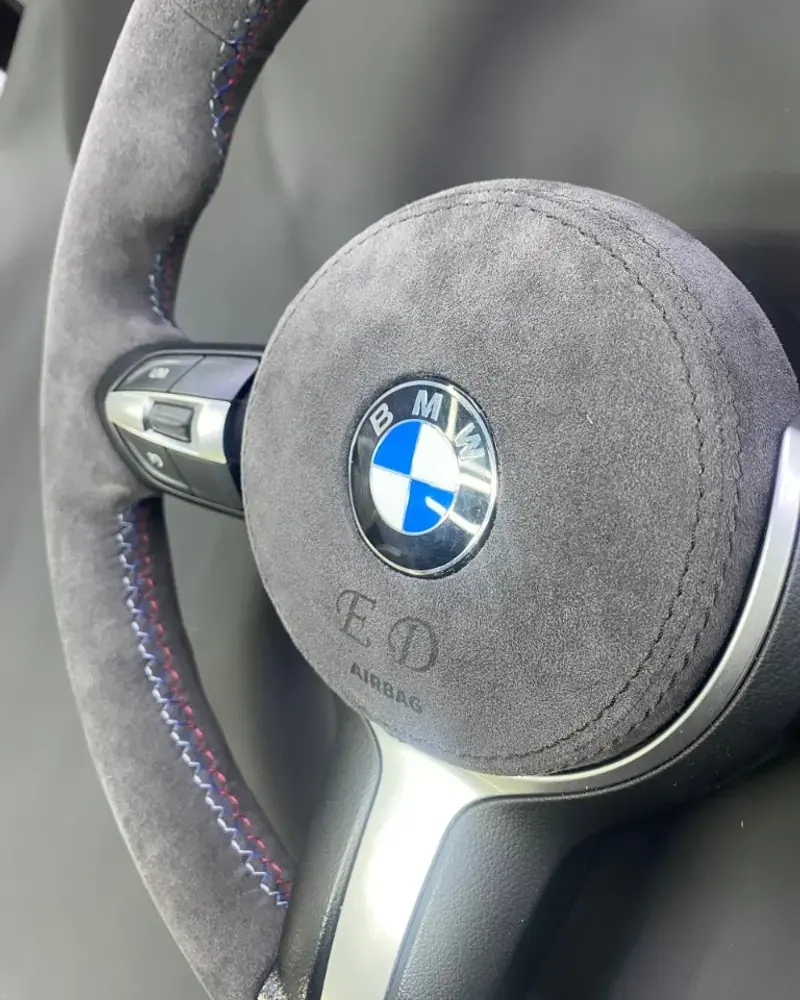 BMW: серая алькантара, M-строчка, тиснение инициалов