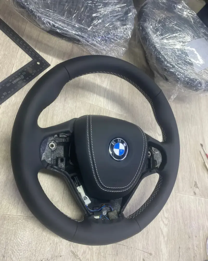 BMW: подушка и обод, чёрная кожа, белая строчка