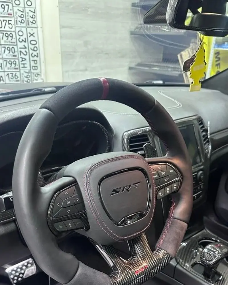 Jeep SRT: карбон, алькантара, красная строчка