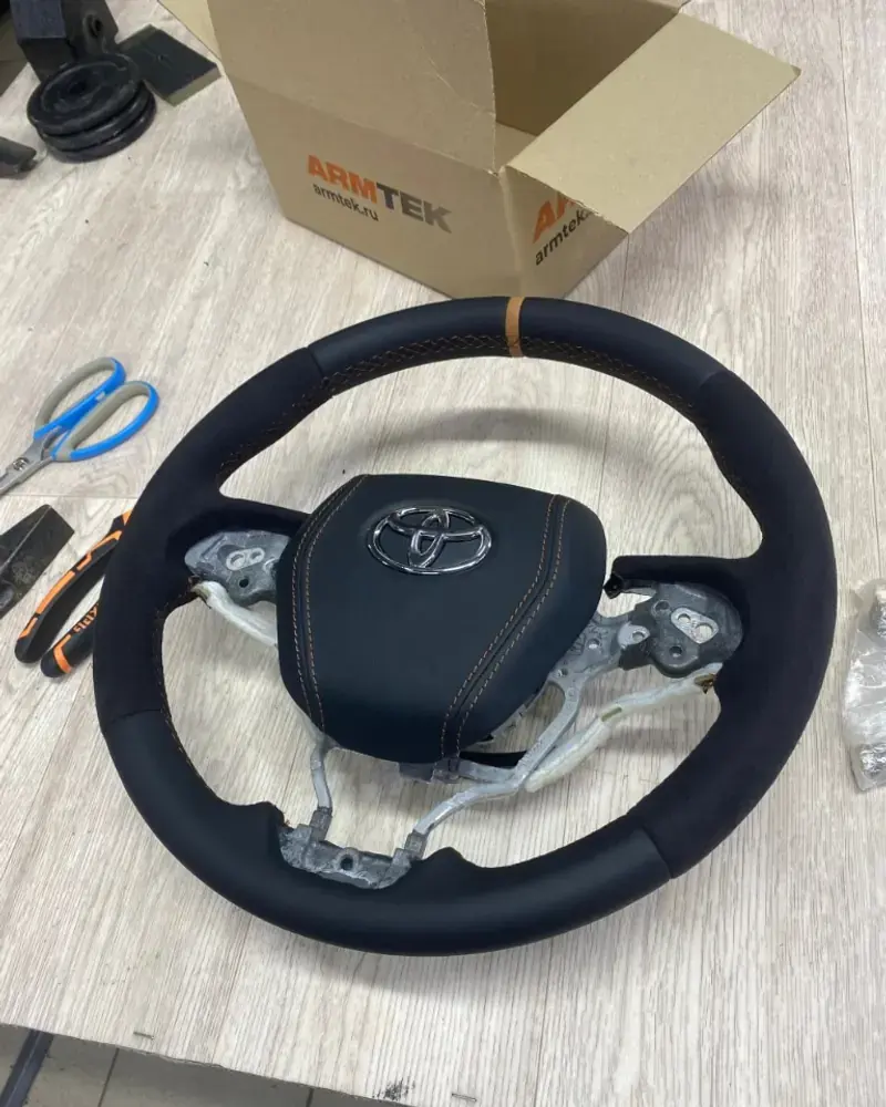 Toyota: кожа, алькантара, оранжевая строчка