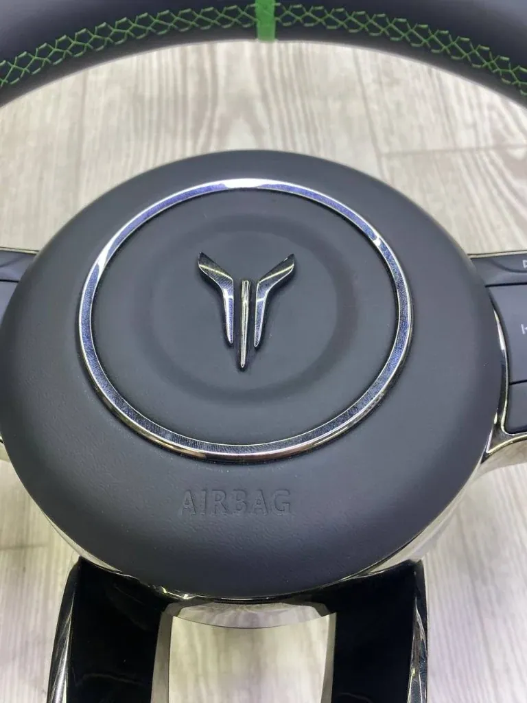 Voyah: крышка airbag, тиснение AIRBAG